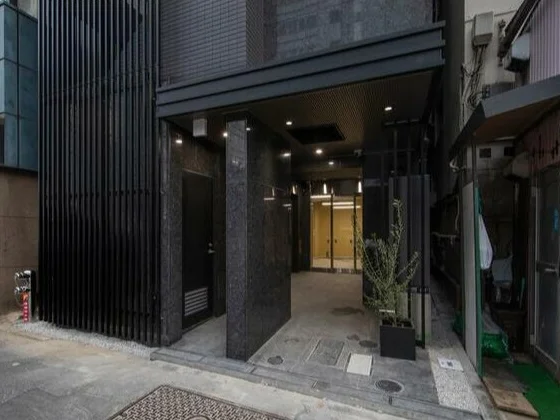 大久保のスケルトン店舗物件のエントランス