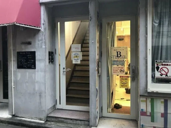 大久保のスケルトン店舗物件のエントランス