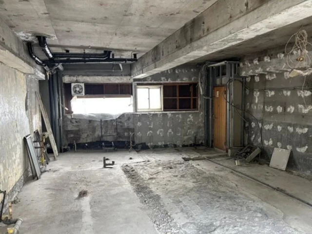 柿生のスケルトン店舗物件の内装