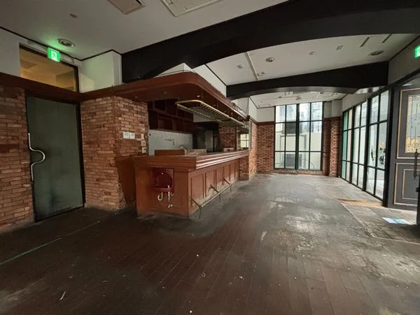 目黒の多国籍料理居抜きの内装