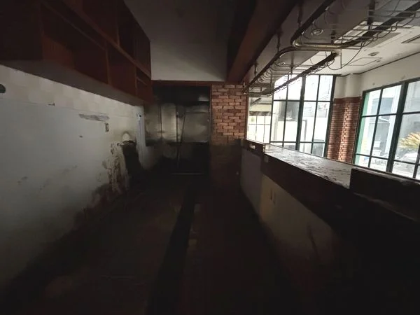 多国籍料理の居抜き物件の厨房