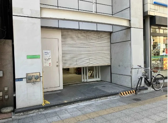 貸店舗(スケルトン)のエントランス