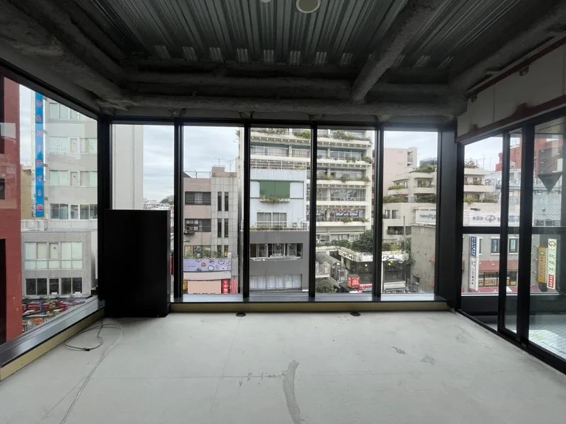 新大久保のスケルトン物件の内装