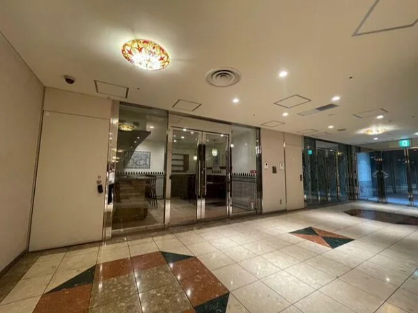 都庁前の居抜き店舗のエントランス