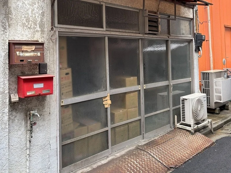 貸店舗(スケルトン)のエントランス