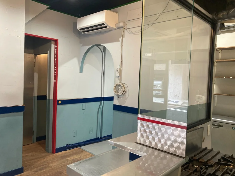 黄金町の多国籍料理居抜きの内装