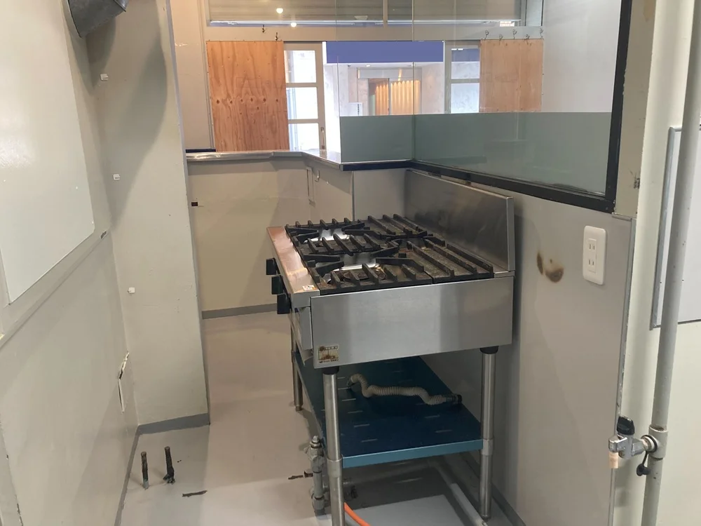 多国籍料理の居抜き物件の厨房