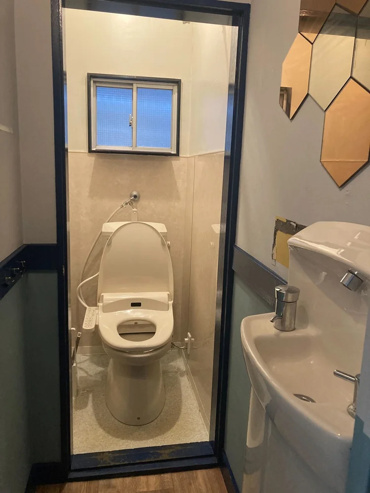 多国籍料理の居抜き物件のエントランス