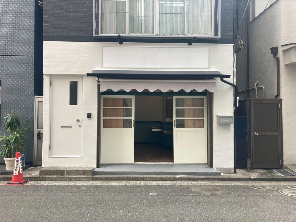 黄金町の居抜き店舗のエントランス