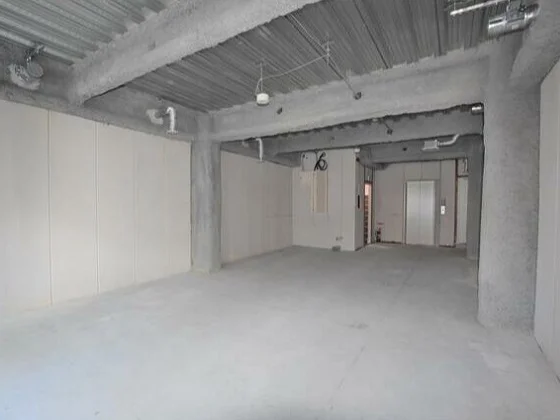 麻布十番のスケルトン店舗物件の内装