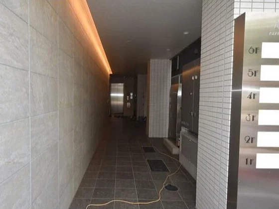 麻布十番のスケルトン物件のエントランス