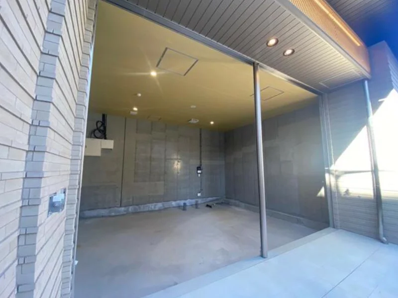 貸店舗(スケルトン)のエントランス