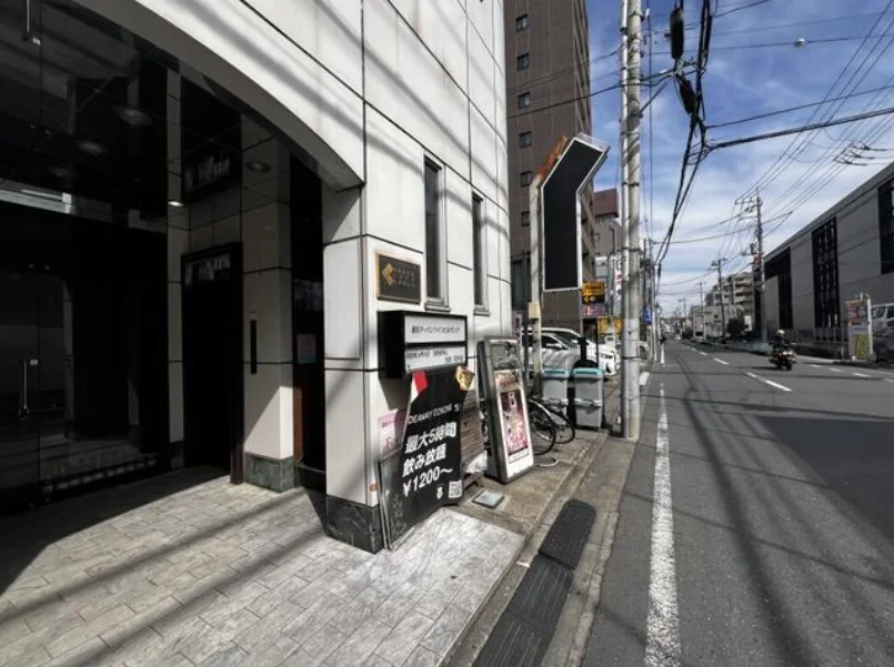 川越のスケルトン店舗物件のエントランス