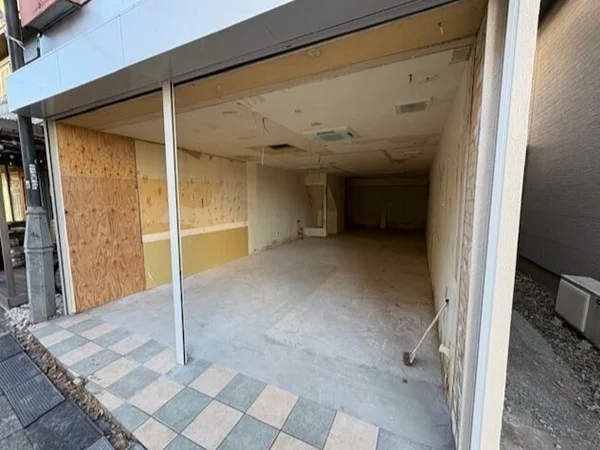 柴崎のスケルトン物件のエントランス