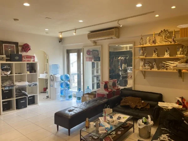 物販の居抜き物件の内装