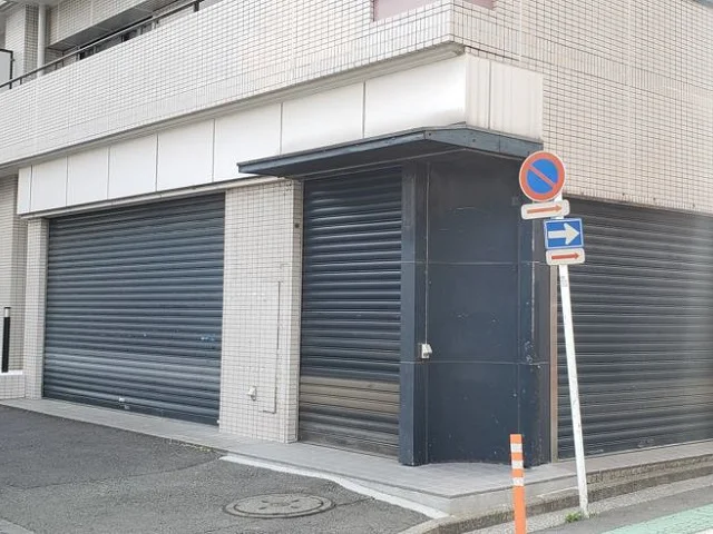 貸店舗(スケルトン)のエントランス