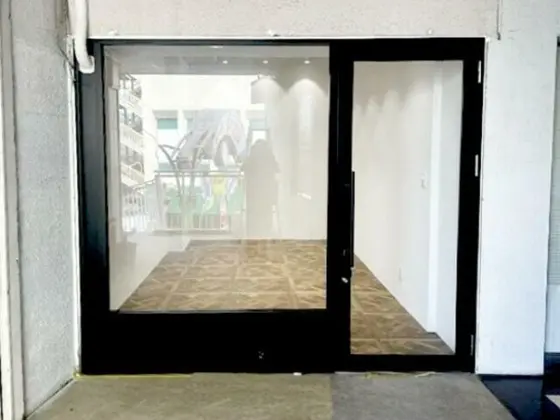 経堂の事務所仕様物件のエントランス