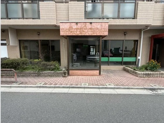 下赤塚のスケルトン物件のエントランス