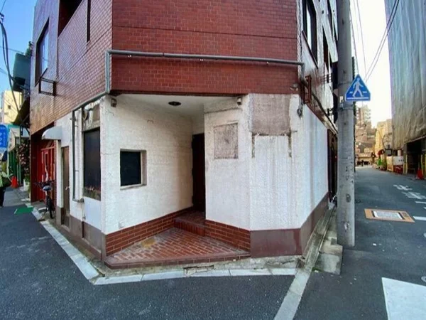 貸店舗(スケルトン)のエントランス