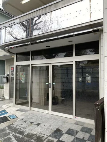 貸店舗(スケルトン)のエントランス