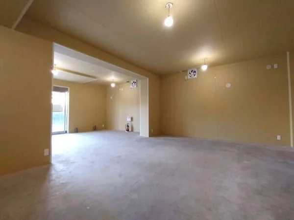 多摩川のスケルトン店舗物件の内装