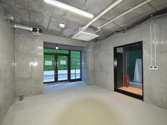 渋谷のスケルトン店舗物件の内装