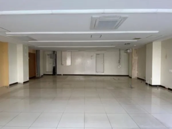 自由が丘のスケルトン店舗物件の内装