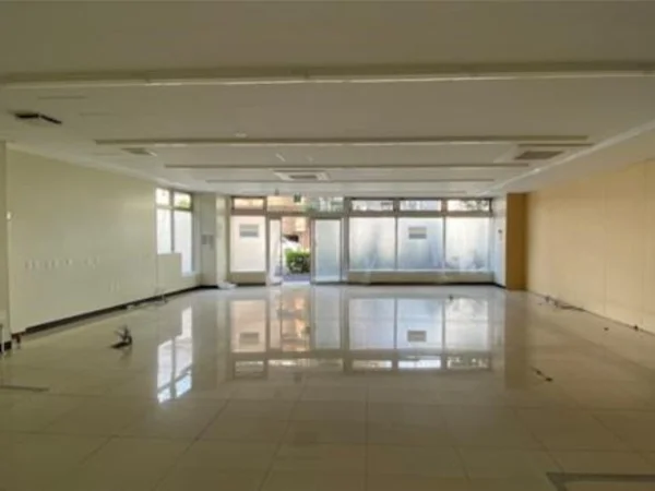 自由が丘のスケルトン店舗物件の内装