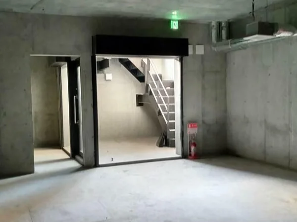 北綾瀬のスケルトン店舗物件の内装