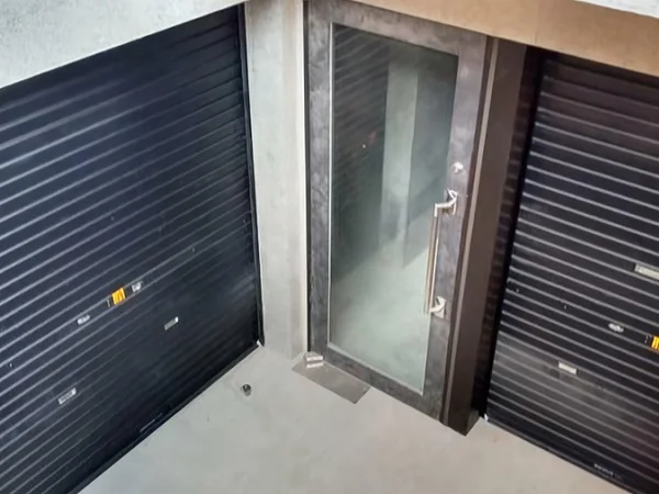 北綾瀬のスケルトン物件のエントランス