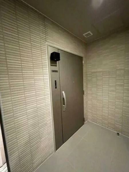 貸店舗(事務所仕様)のエントランス