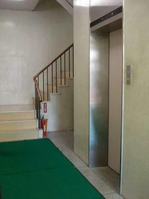 新橋の事務所仕様店舗物件のエントランス