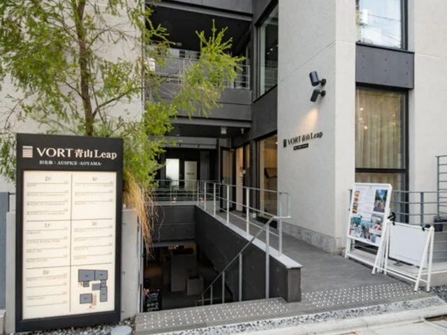 外苑前のスケルトン店舗物件のエントランス