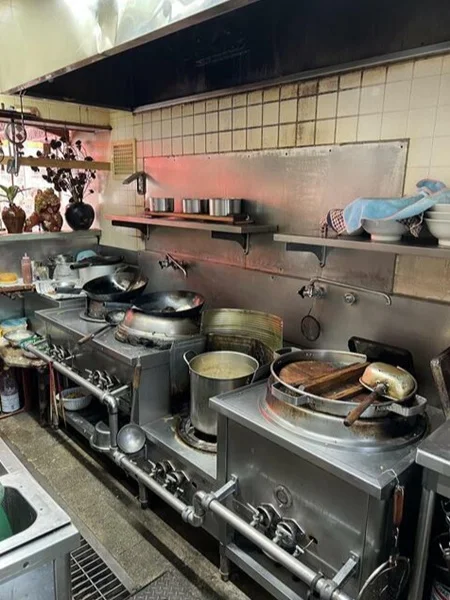 衣笠の中華料理居抜きの厨房