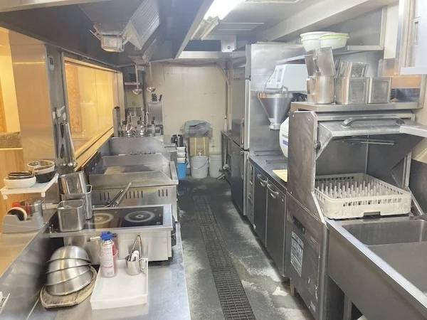 定食屋の居抜き物件の厨房