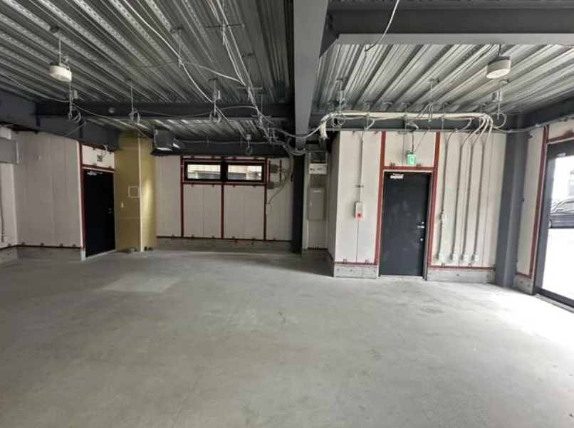 北参道のスケルトン物件の内装