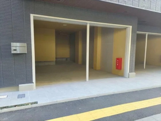 三軒茶屋のスケルトン物件のエントランス