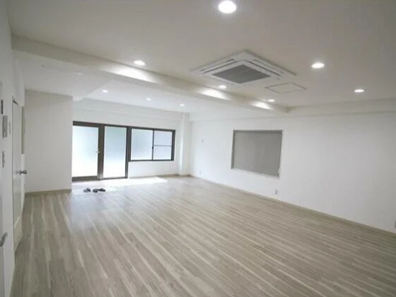 四谷三丁目の事務所仕様店舗物件の内装