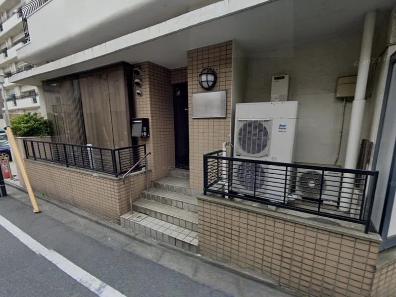 立川のスケルトン店舗物件のエントランス