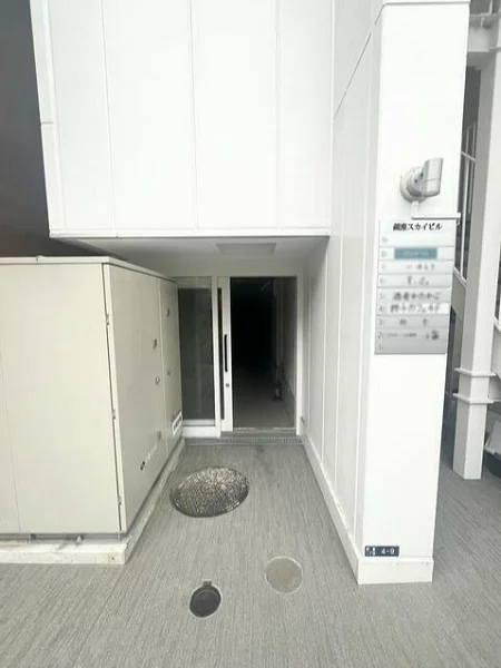 新富町のスケルトン店舗物件のエントランス