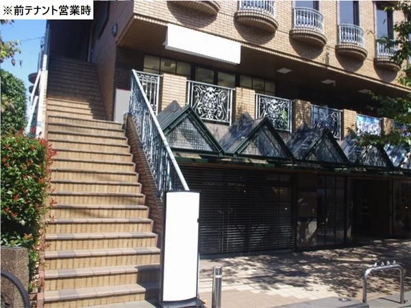 下北沢の美容室・理容室居抜きのエントランス