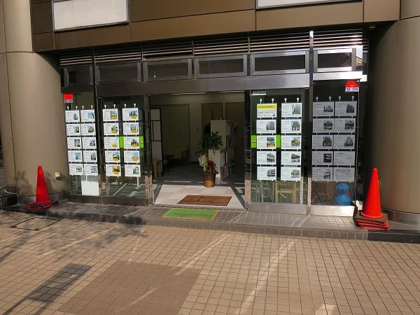 中野坂上の事務所仕様店舗物件のエントランス