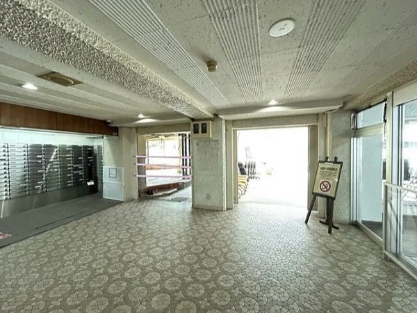 貸店舗(スケルトン)のエントランス