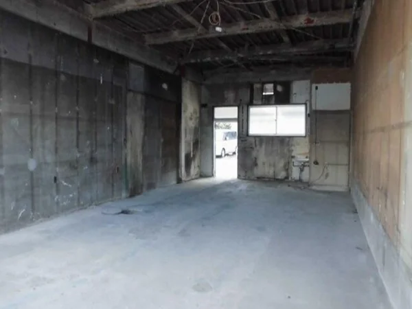 西新井大師西のスケルトン店舗物件の内装