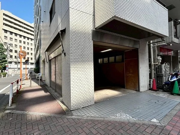 板橋区役所前のスケルトン物件のエントランス