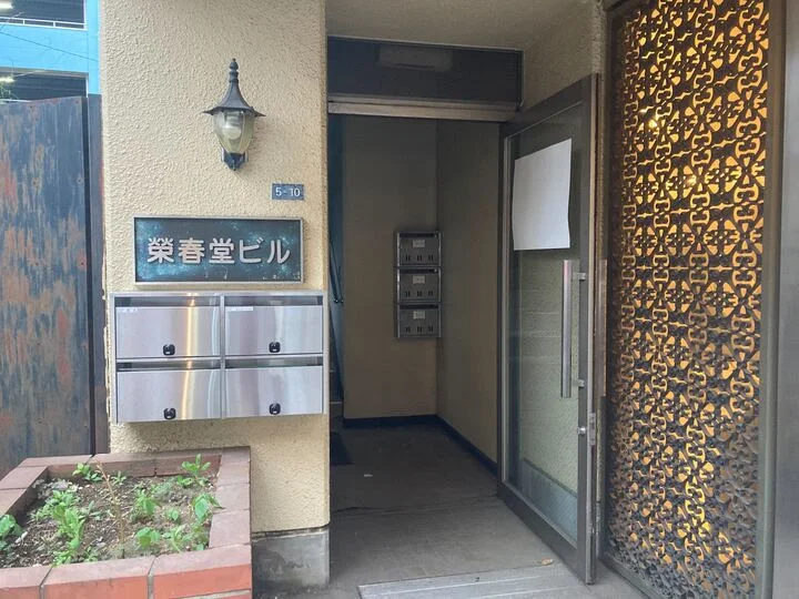 八王子のスケルトン店舗物件のエントランス