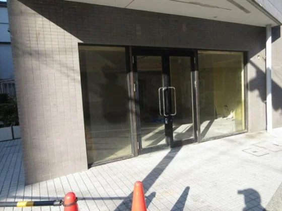 貸店舗(スケルトン)のエントランス