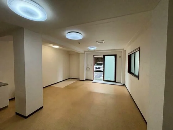 千鳥町の事務所仕様店舗物件の内装