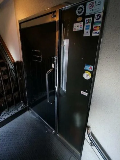 地下鉄成増のスナック・パブ居抜きのエントランス