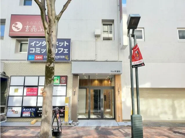 貸店舗(スケルトン)のエントランス